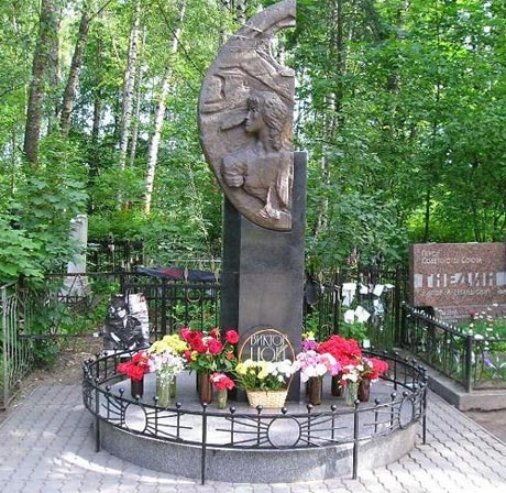 Памятник на могиле В. Цоя